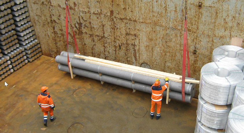 FØR: Aluminium fra Sunndal ble tidligere lastet om bord på skip ved hjelp av kraner.