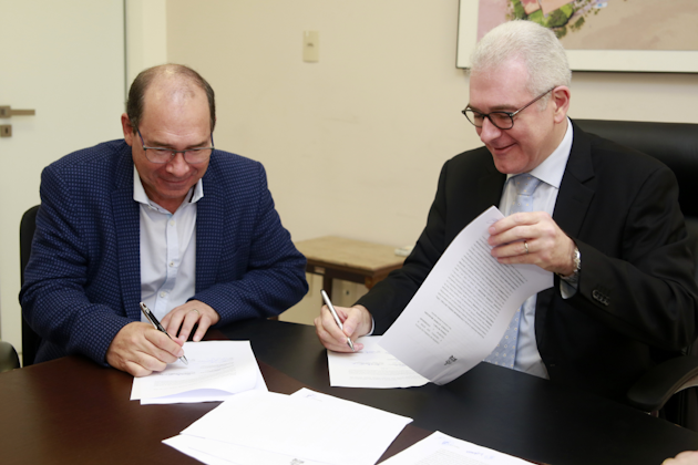 Domingos Campos (left) and Emanuel Tourinho signing the new collaboration between Hydro and UFPA. Domingos Campos (left) and Emanuel Tourinho signing the new collaboration between Hydro and UFPA.