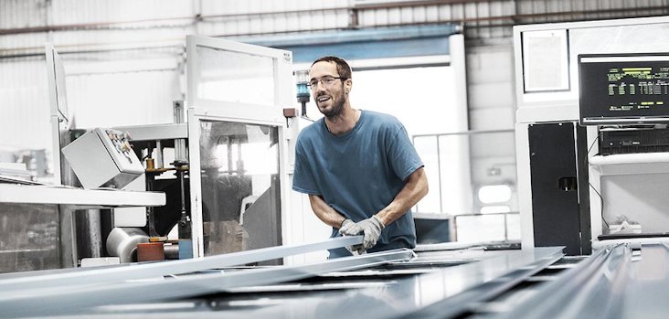 Hydro employee working with extrusions Hydro employee working with extrusions
