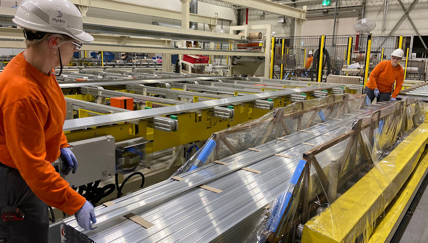 Tove Bjørndalen (til venstre) og Rita Nybakk klargjør og pakker aluminiumprofiler som skal sendes fra Hydro på Magnor og ut til kunde. Tove Bjørndalen (til venstre) og Rita Nybakk klargjør og pakker aluminiumprofiler som skal sendes fra Hydro på Magnor og ut til kunde.