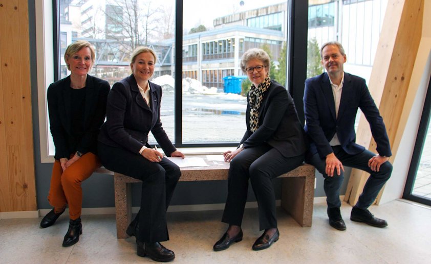Avtalen ble signert på en helt spesiell benk som er en av verdens første betongkonstruksjoner armert med aluminium. Benken er et resultat av forskningsprosjektet DARE2C hvor både Hydro og SINTEF er involvert. Fra venstre: Nina Dahl (forskningssjef i SINTEF), Alexandra Bech Gjørv (konsernsjef i SINTEF), Hilde Merete Aasheim (Hydro-konsernsjef) og Hans Erik Vatne (Hydros teknologidirektør). Avtalen ble signert på en helt spesiell benk som er en av verdens første betongkonstruksjoner armert med aluminium. Benken er et resultat av forskningsprosjektet DARE2C hvor både Hydro og SINTEF er involvert. Fra venstre: Nina Dahl (forskningssjef i SINTEF), Alexandra Bech Gjørv (konsernsjef i SINTEF), Hilde Merete Aasheim (Hydro-konsernsjef) og Hans Erik Vatne (Hydros teknologidirektør).