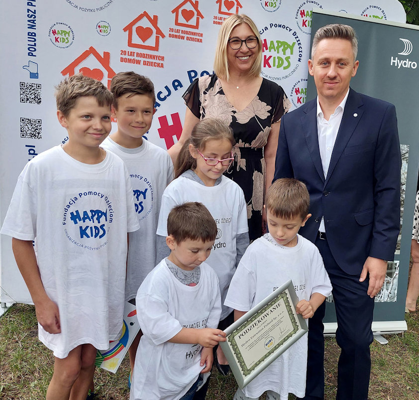 Beata Morkowska-Krzciuk, head of HR for Hydro Extrusions in Poland and Łukasz Winiarek, managing director at Hydro extrusion plant in Łódź, handed over the ceremonial check to Happy Kids.