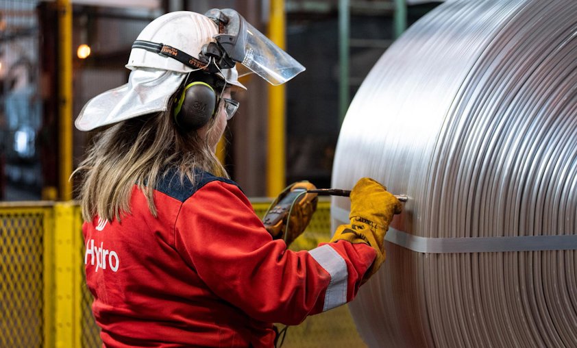 Hydro employee doing a control of wire rod at Hydro's Karmøy plant. Hydro employee doing a control of wire rod at Hydro's Karmøy plant.