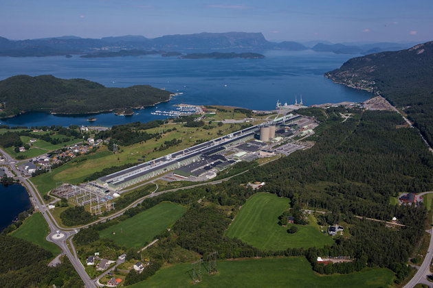 Hydros smelteverk på Husnes sett fra luften. Hydros smelteverk på Husnes sett fra luften.