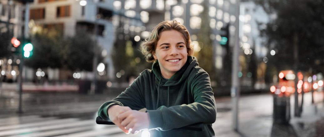 Junger Mann auf einem E-Scooter Junger Mann auf einem E-Scooter