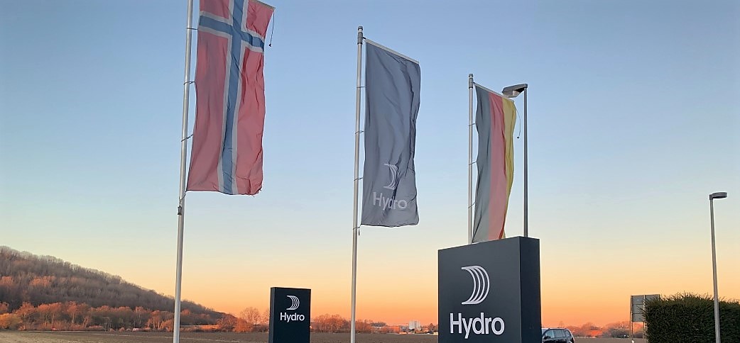 Das Hydro-Logo am Eingang des großen Werks in Grevenbroich