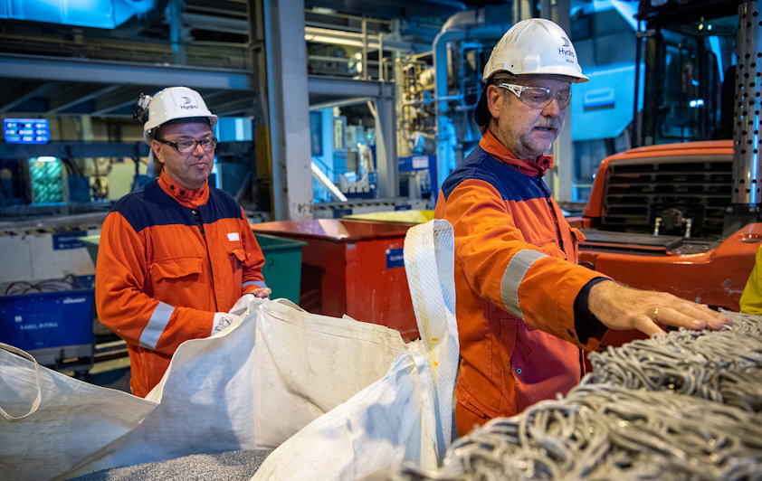 Fabrikksjef Arne-Martin Kjærland (t.v) og Helge Vadheim viser fram gamle kraftledninger som skal bli resirkulert og brukt i aluminiumproduksjon i Høyanger Fabrikksjef Arne-Martin Kjærland (t.v) og Helge Vadheim viser fram gamle kraftledninger som skal bli resirkulert og brukt i aluminiumproduksjon i Høyanger